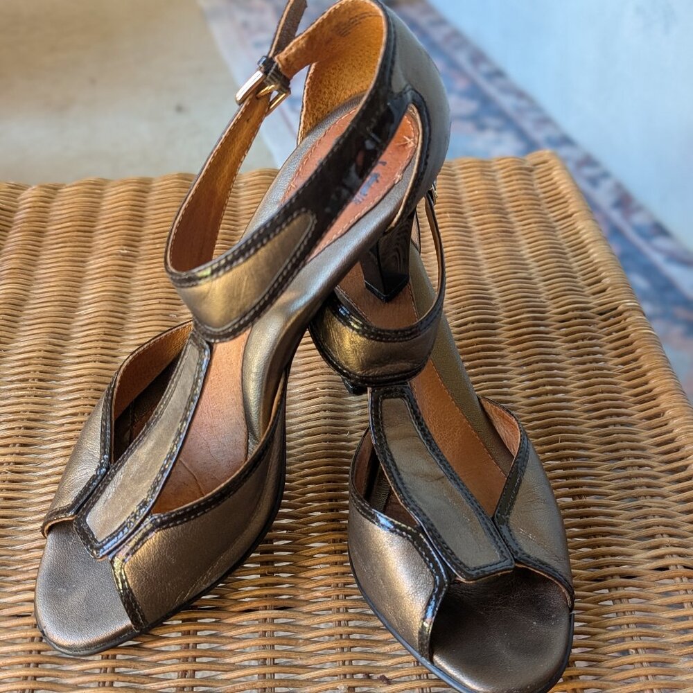 Retro-style Sofft bronze leather black patent trim T strap open toe heels Sz 9